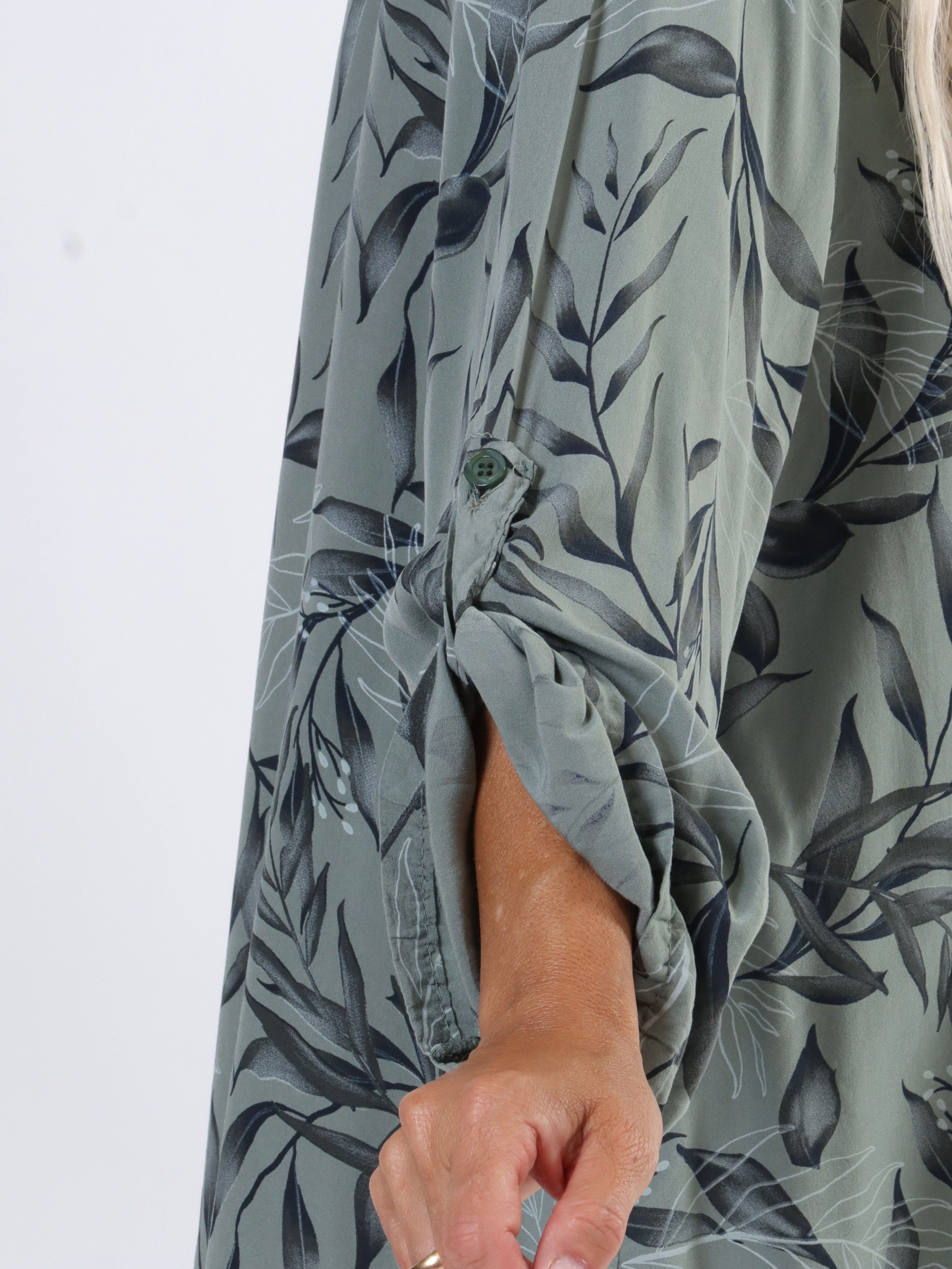 Sne - Fin bomullsskjorta i plus size med bladmotiv - Army